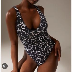 Aritzia V neck Tank Bodysuit Size Small